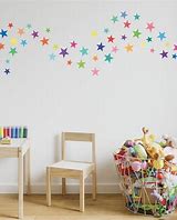 Transforma una pared aburrida con pintura y esténciles DIY